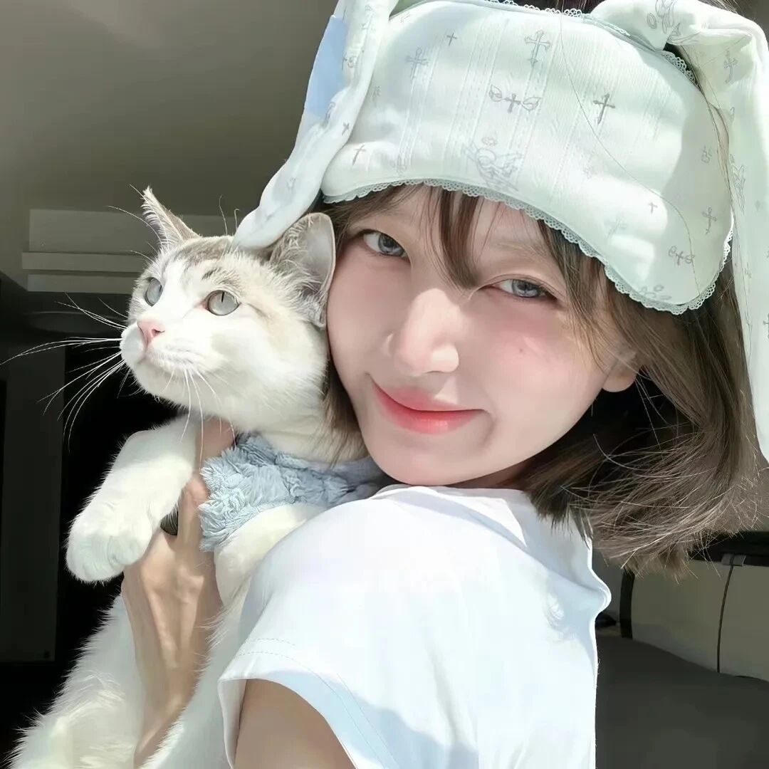抱着猫咪甜妹女生头像