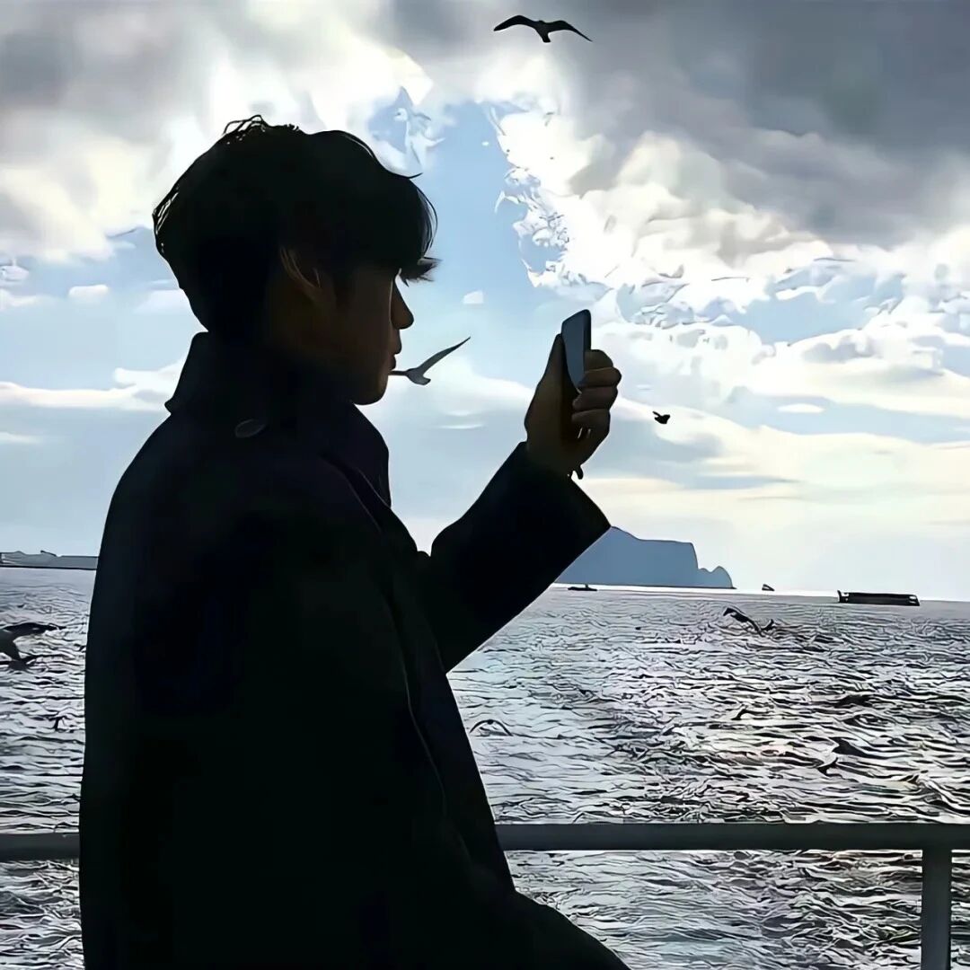 海边自由感侧脸男生头像