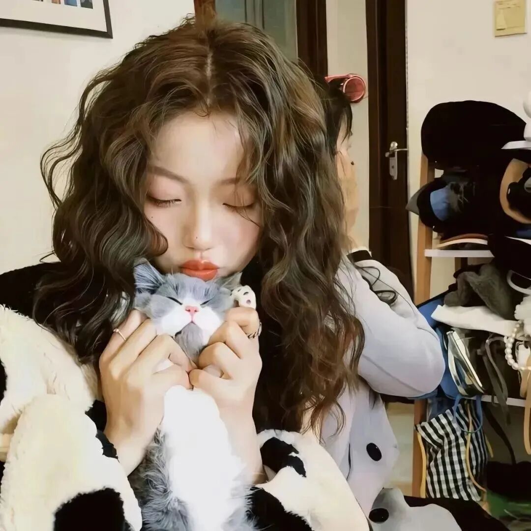 抱着猫咪温柔女生头像