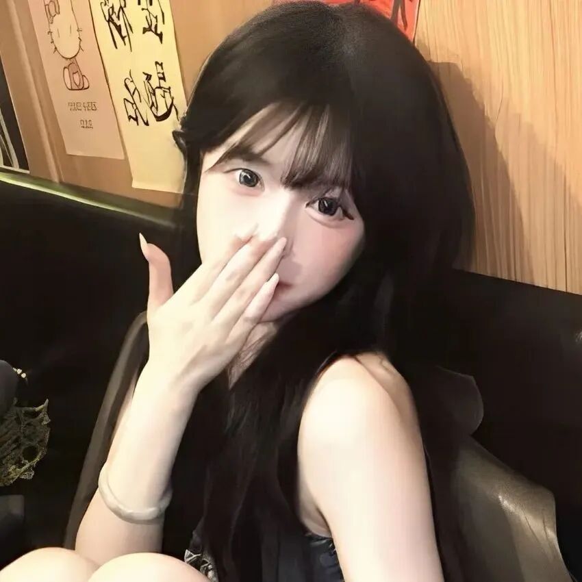捂嘴甜妹女生头像