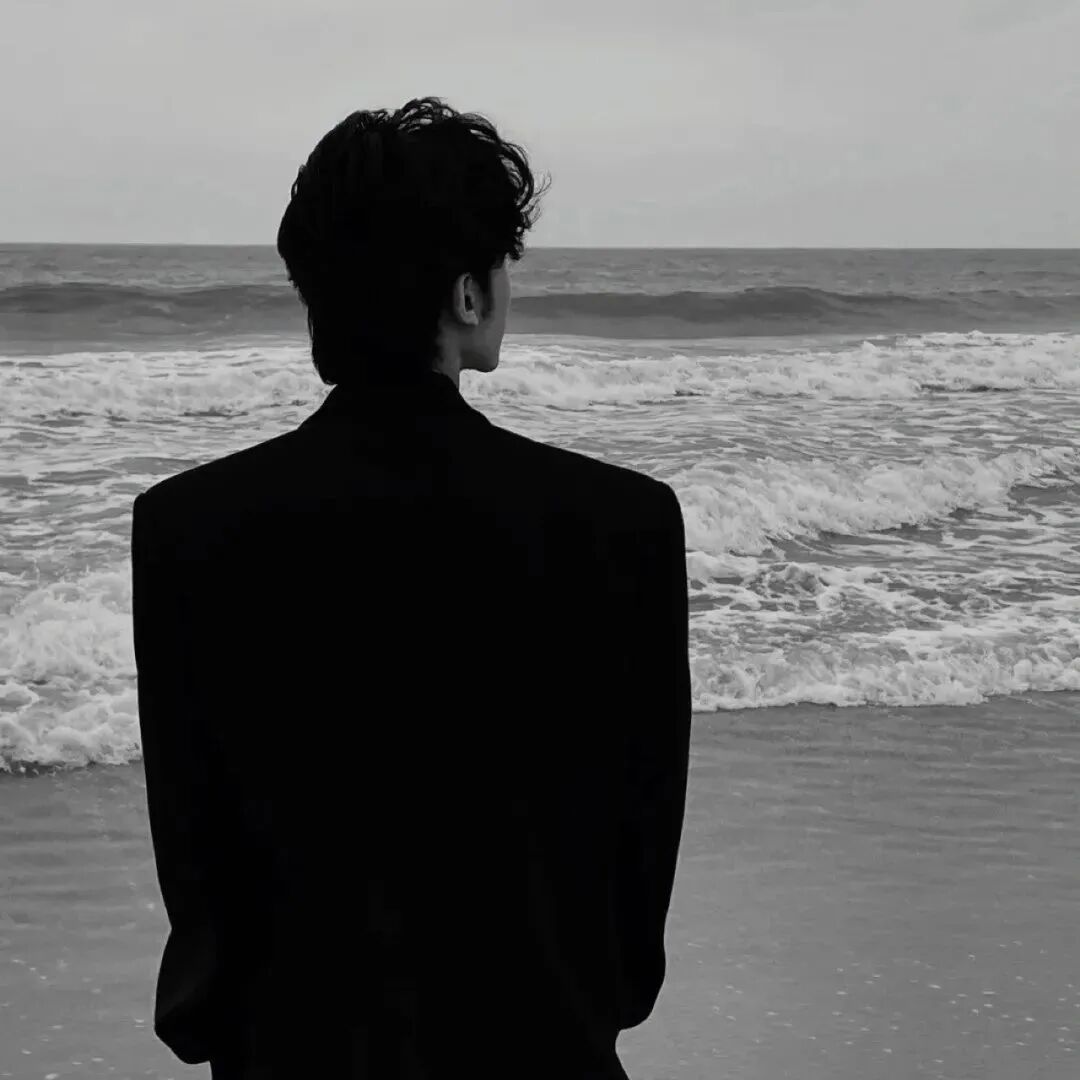 海边个性黑白男生头像