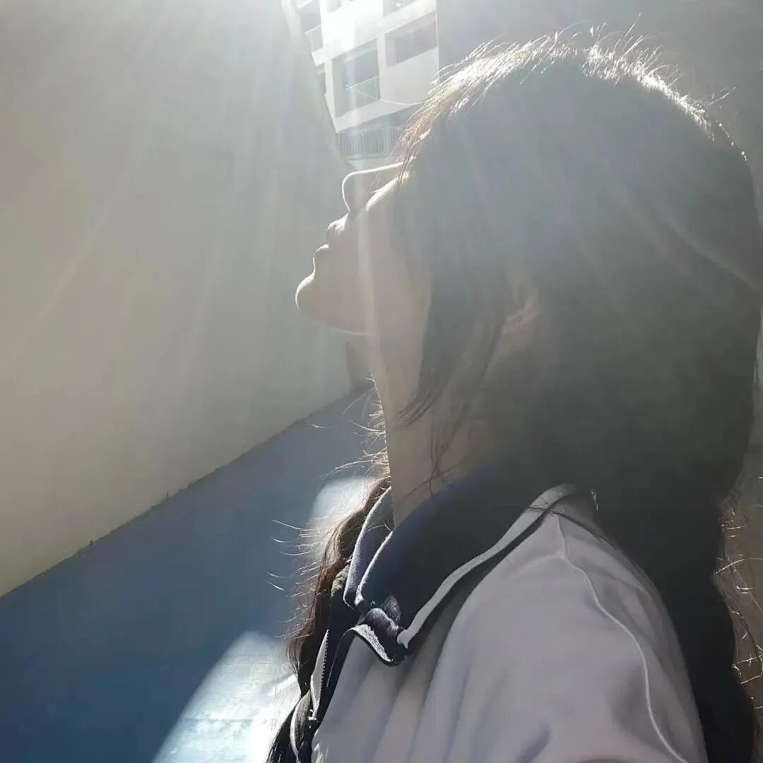 光感侧脸女生头像