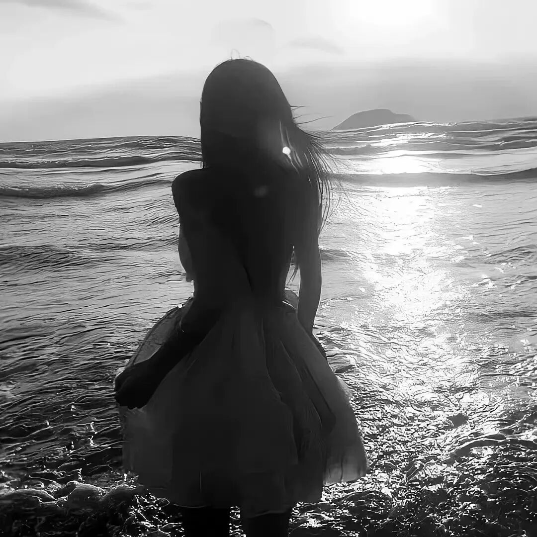 黑白氛围感海边背影不露脸女生头像
