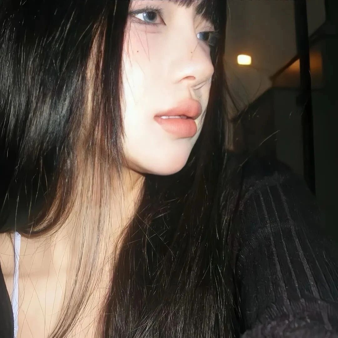 很飒侧脸女生头像