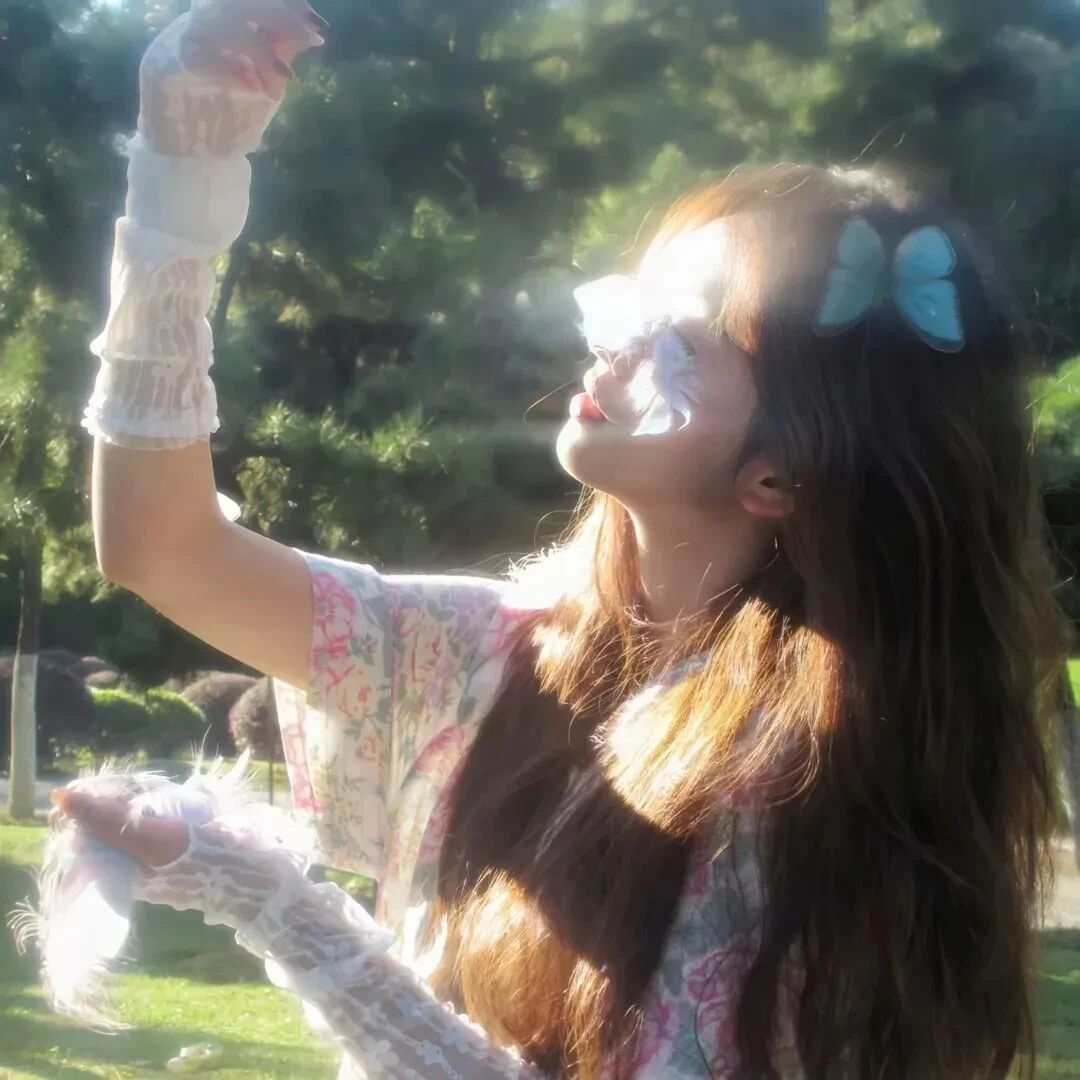 蝴蝶光感侧脸女生头像