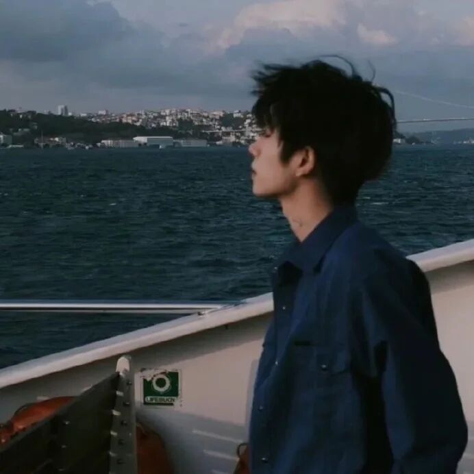 痞帅海边侧脸男生头像