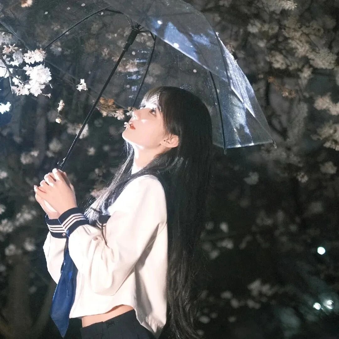 撑伞温柔侧脸女生头像