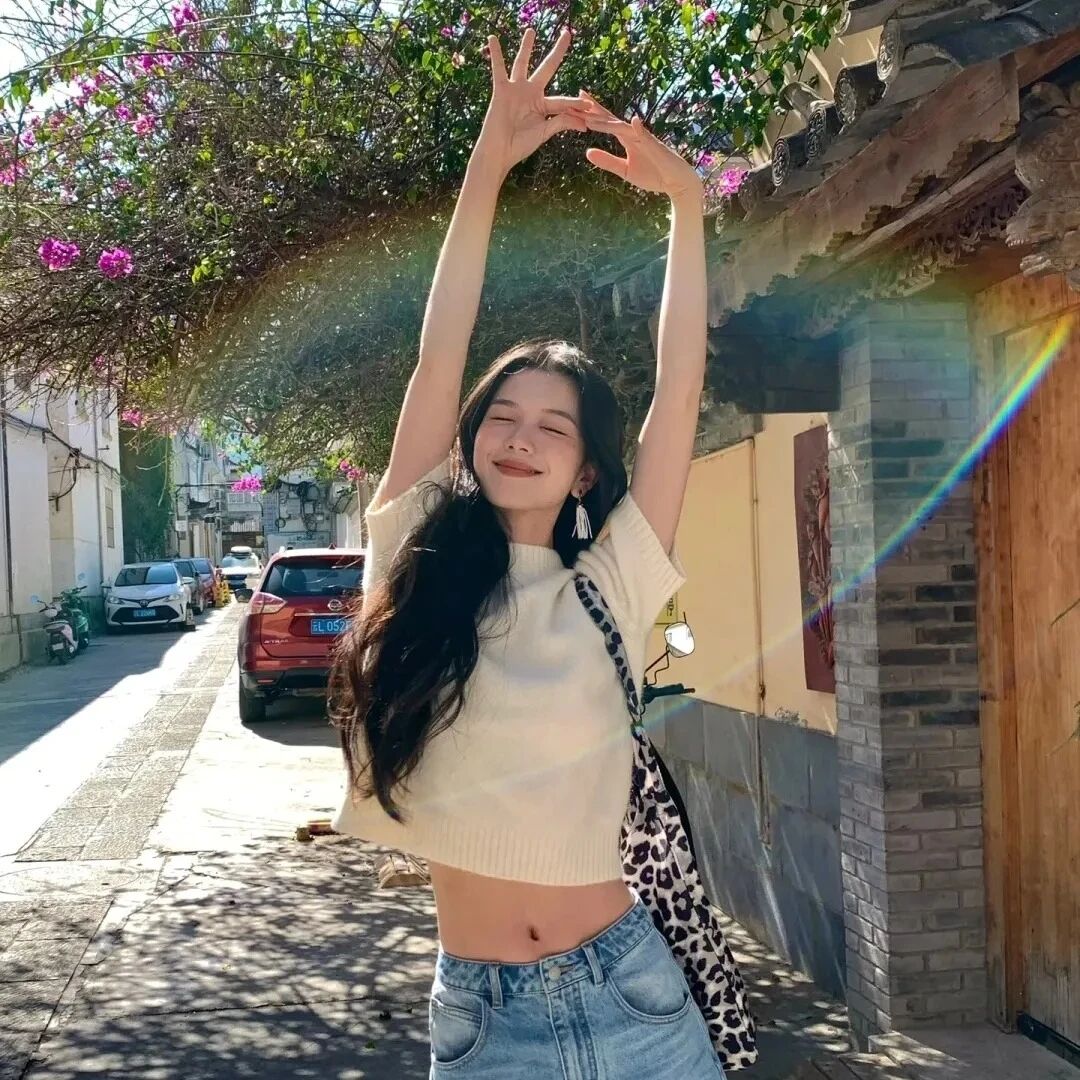 彩虹光感女生头像