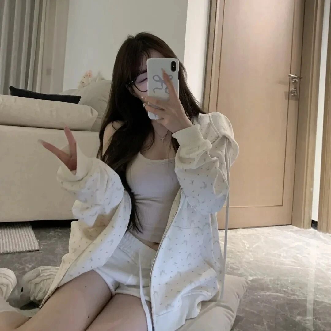 自拍手机剪刀手温柔女生头像
