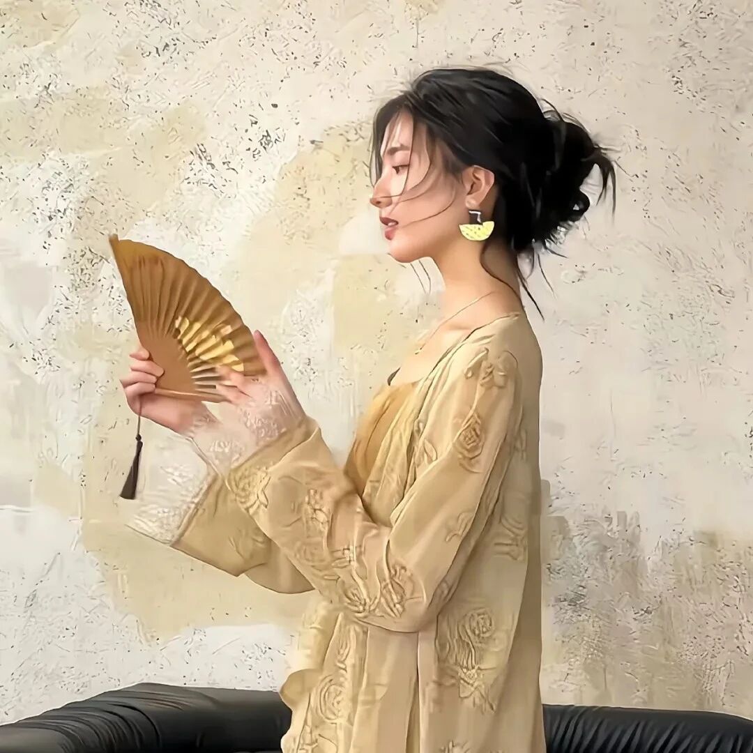 新中式温柔侧脸女生头像
