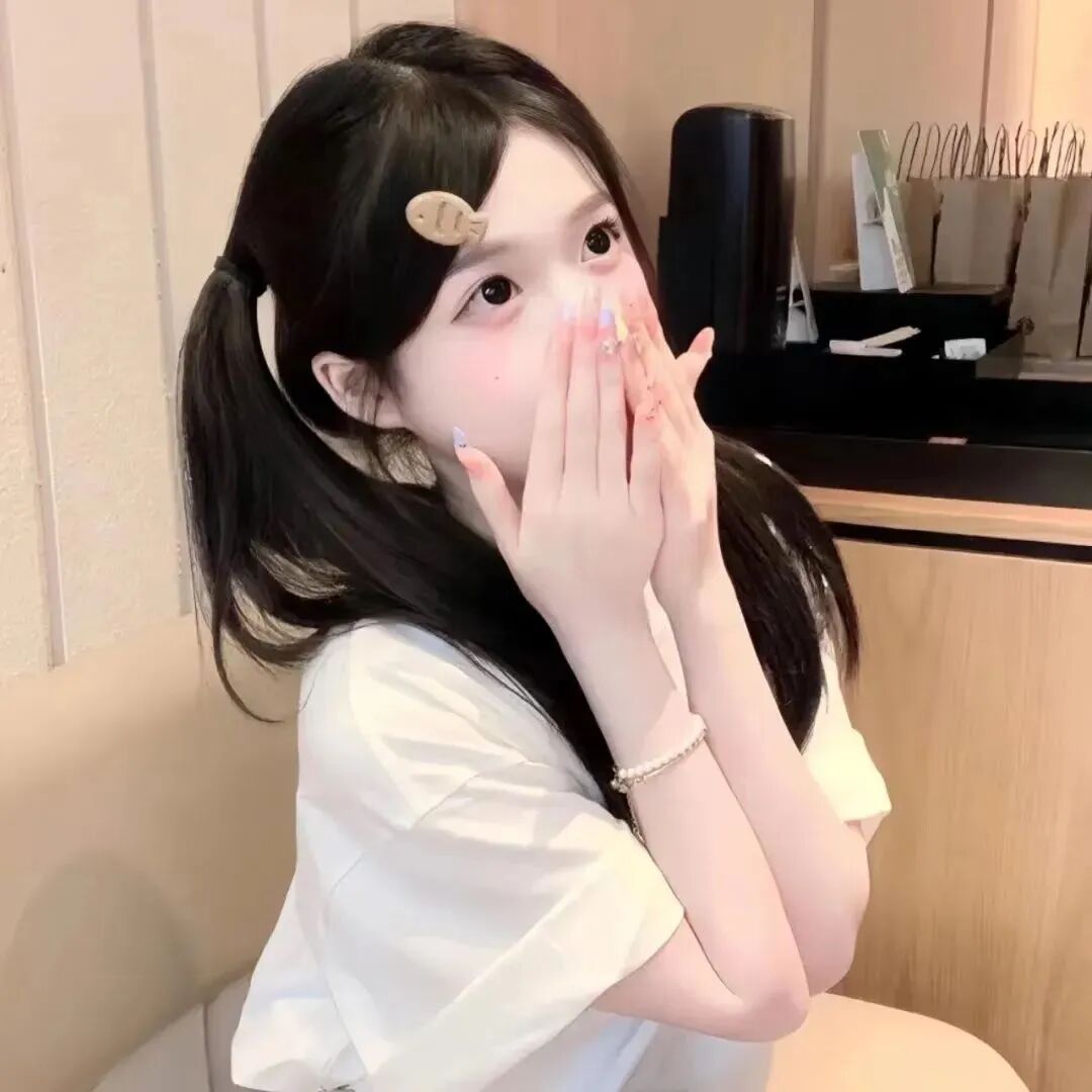 捂嘴少萝女生头像