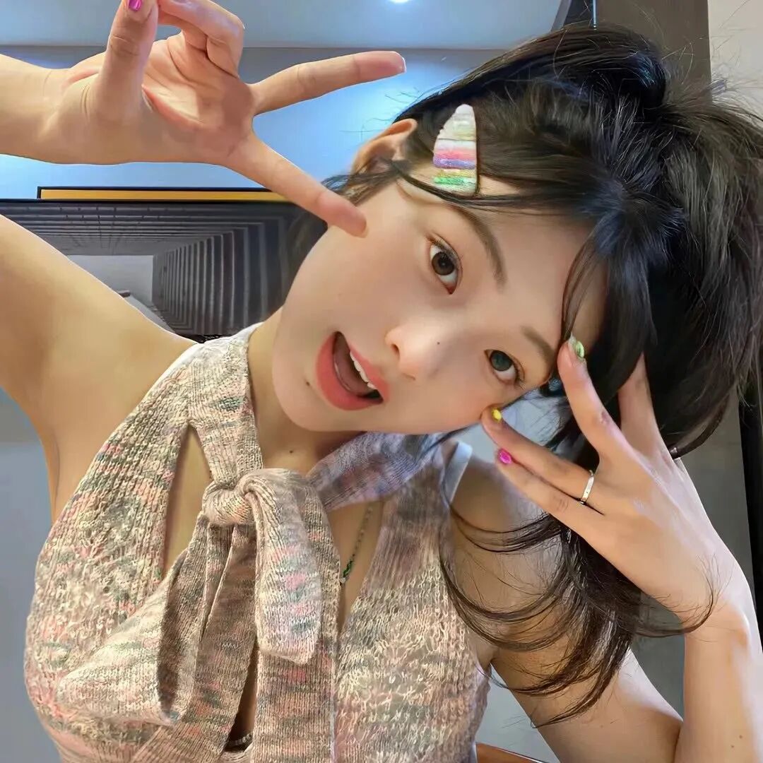 剪刀手甜妹女生头像