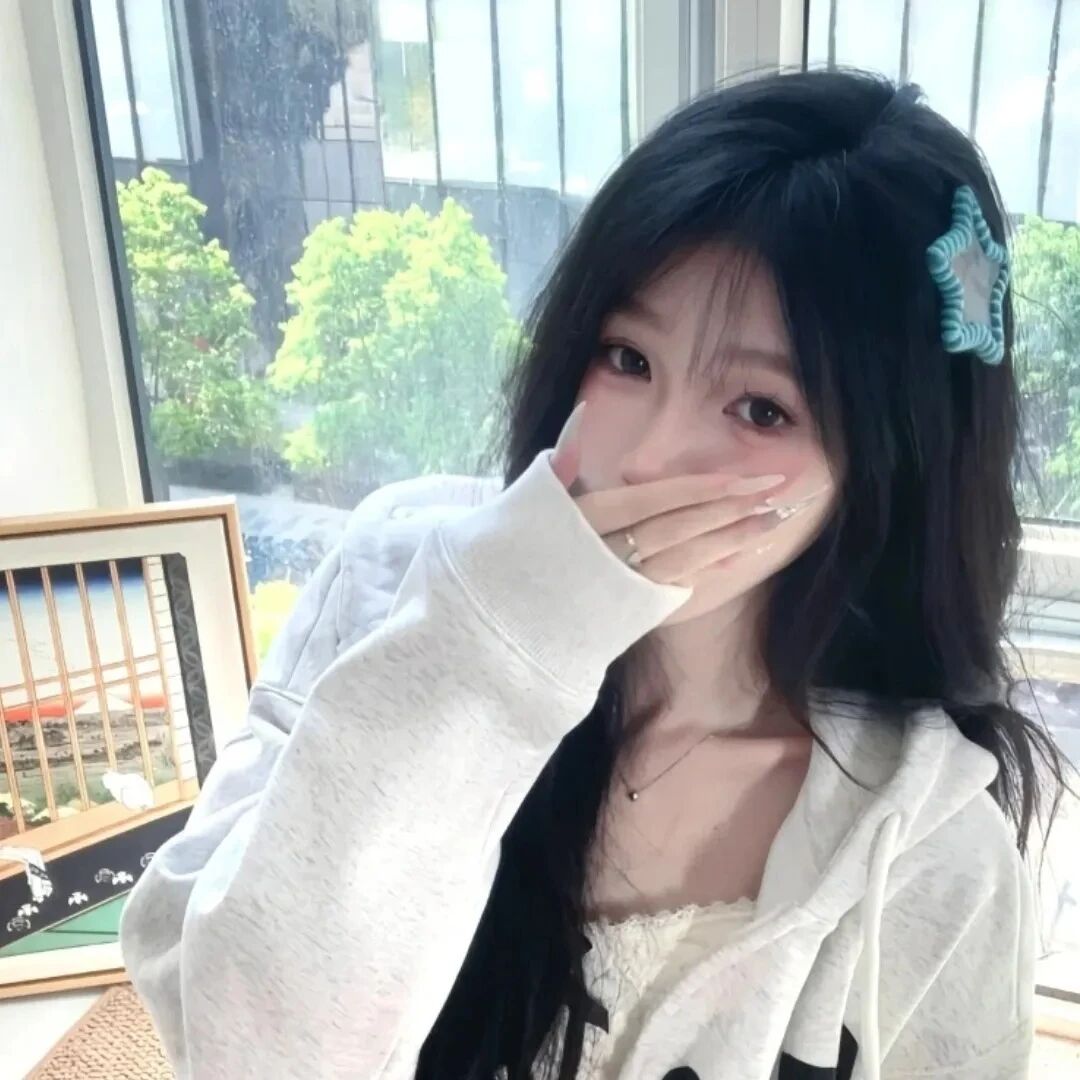捂嘴纯欲女生头像
