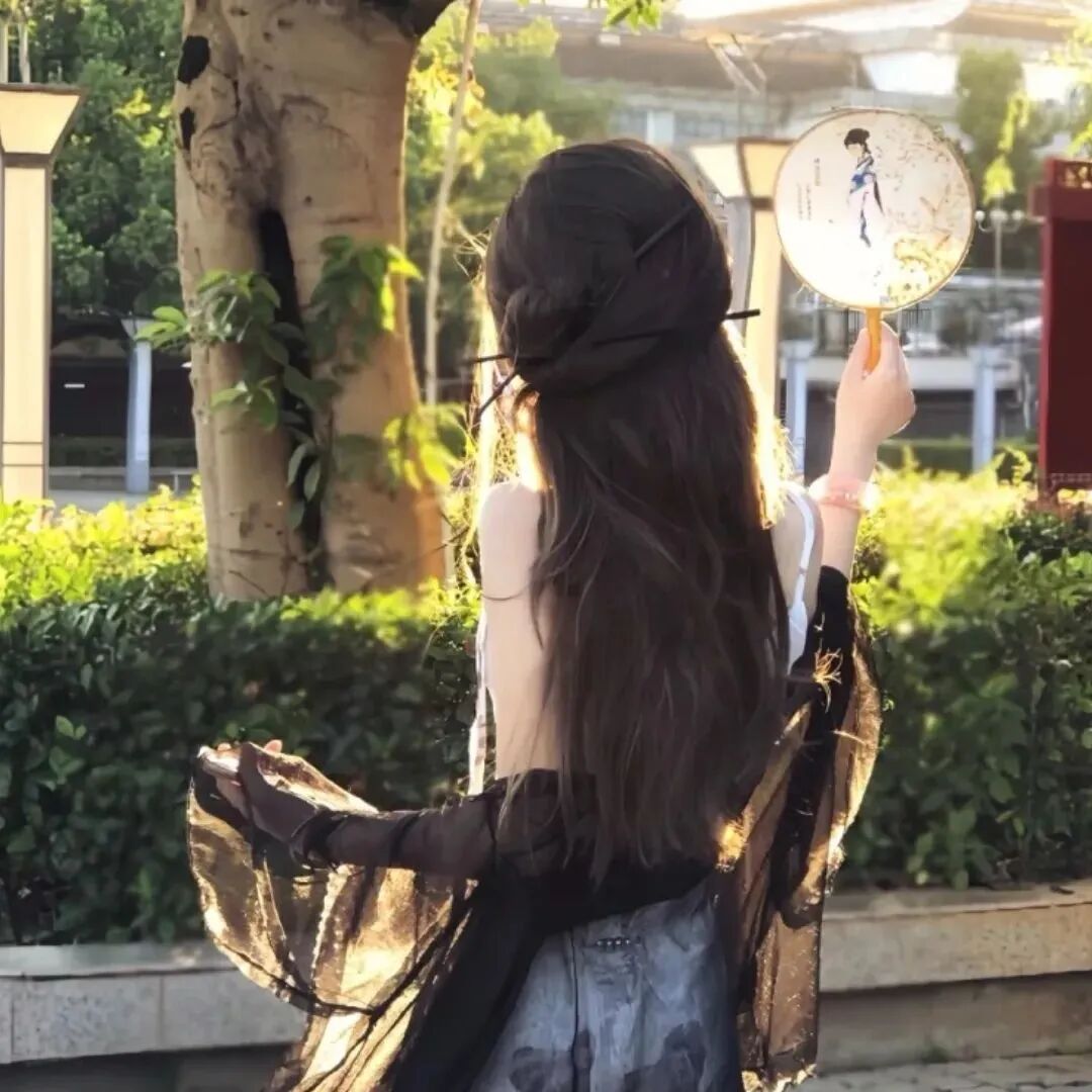 温柔背影不露脸女生头像