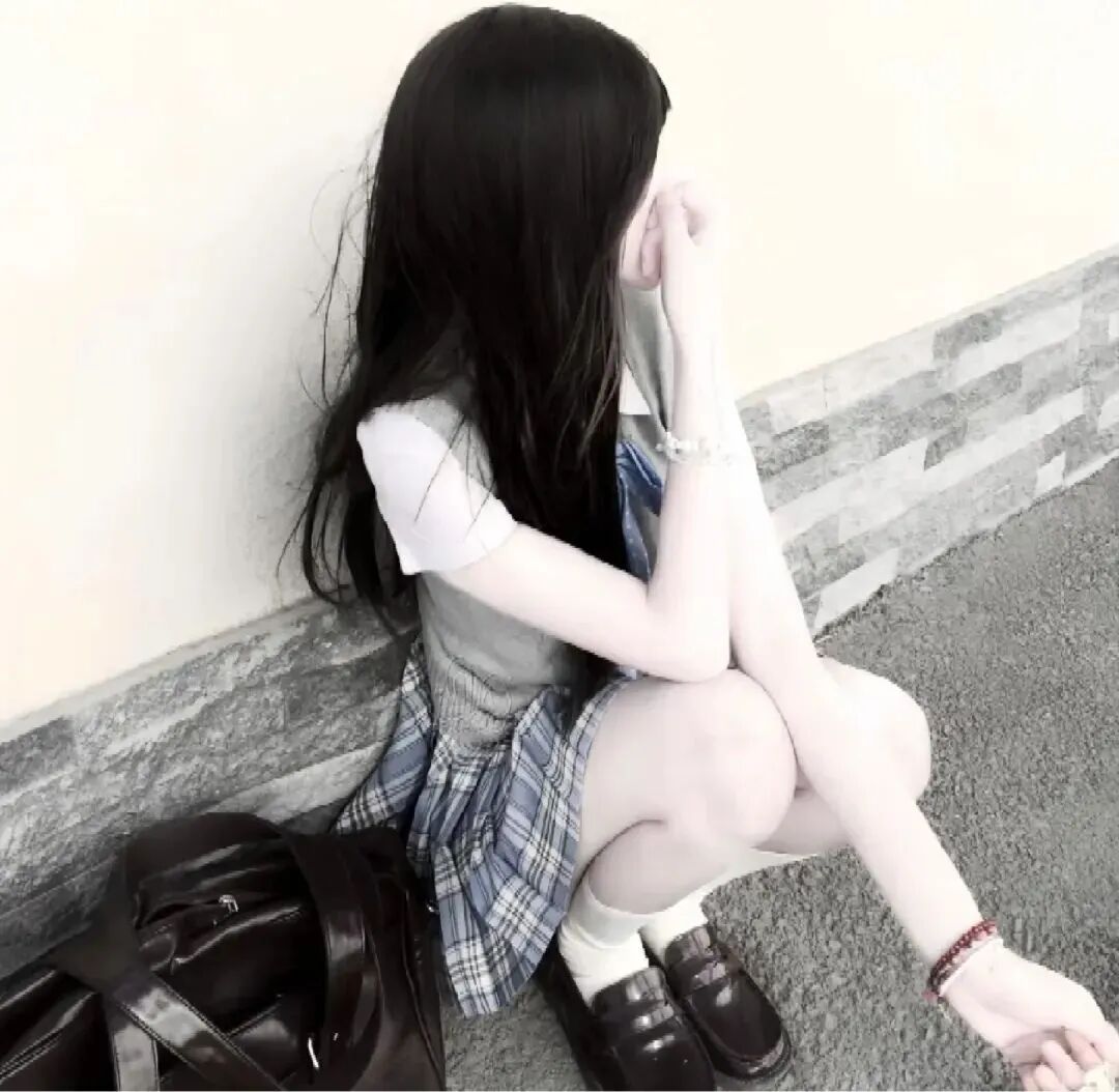 jk制服蹲着不露脸纯欲女生头像