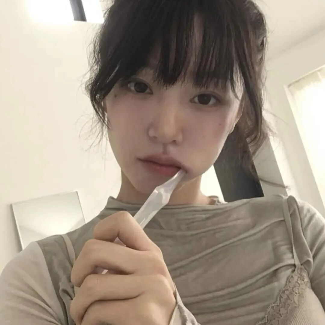 刷牙韩系温柔女生头像