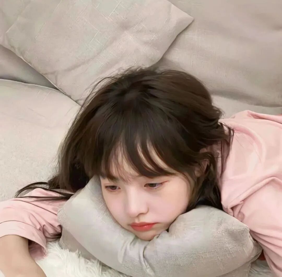 趴着小众女生头像