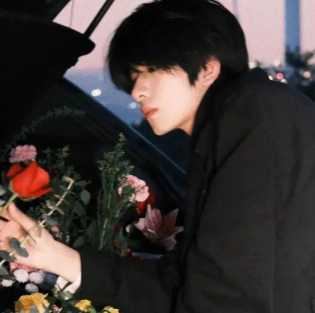 鲜花帅气侧脸男生头像