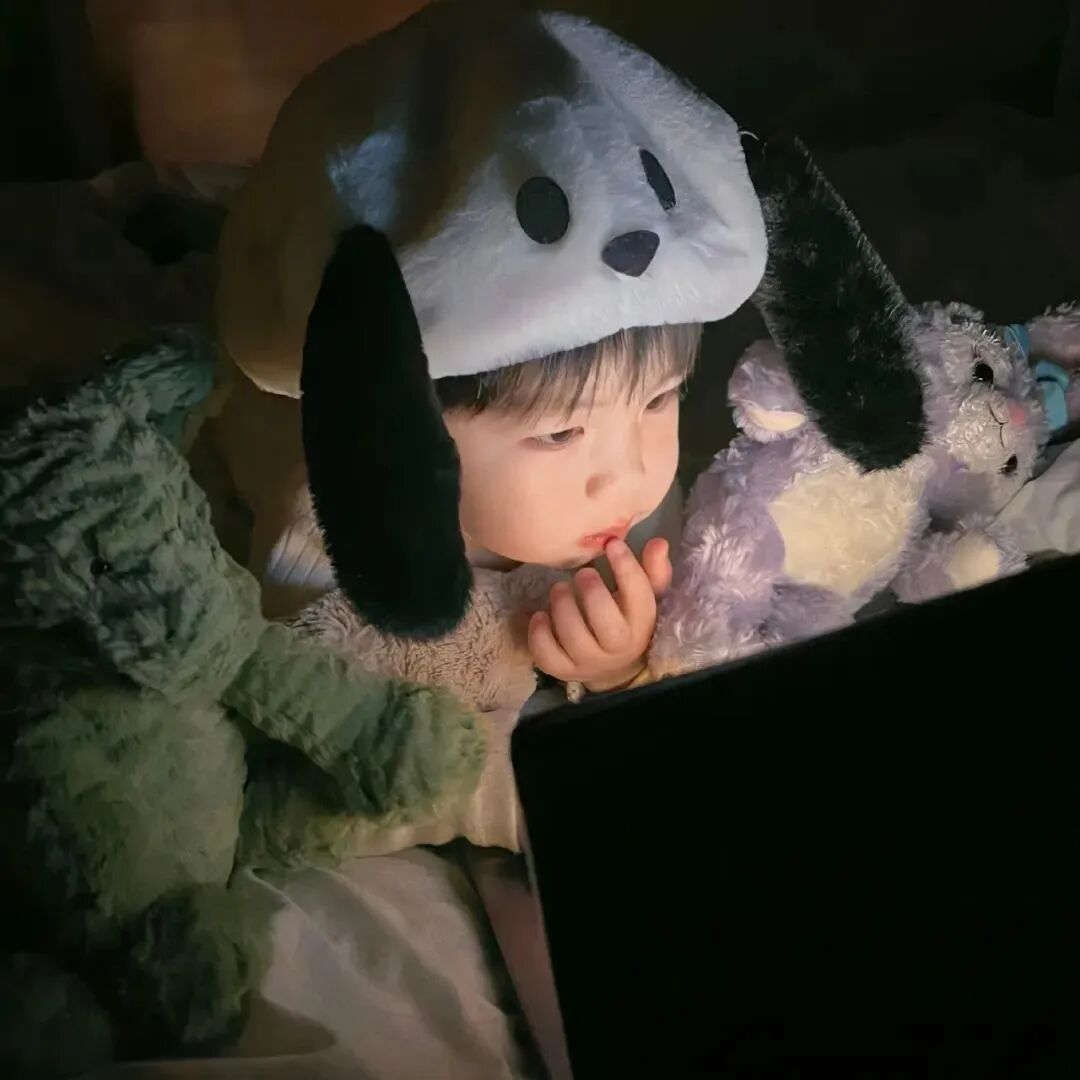 可爱办公小男孩萌娃头像