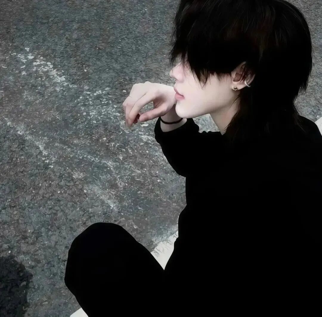 蹲着权威侧脸男生头像