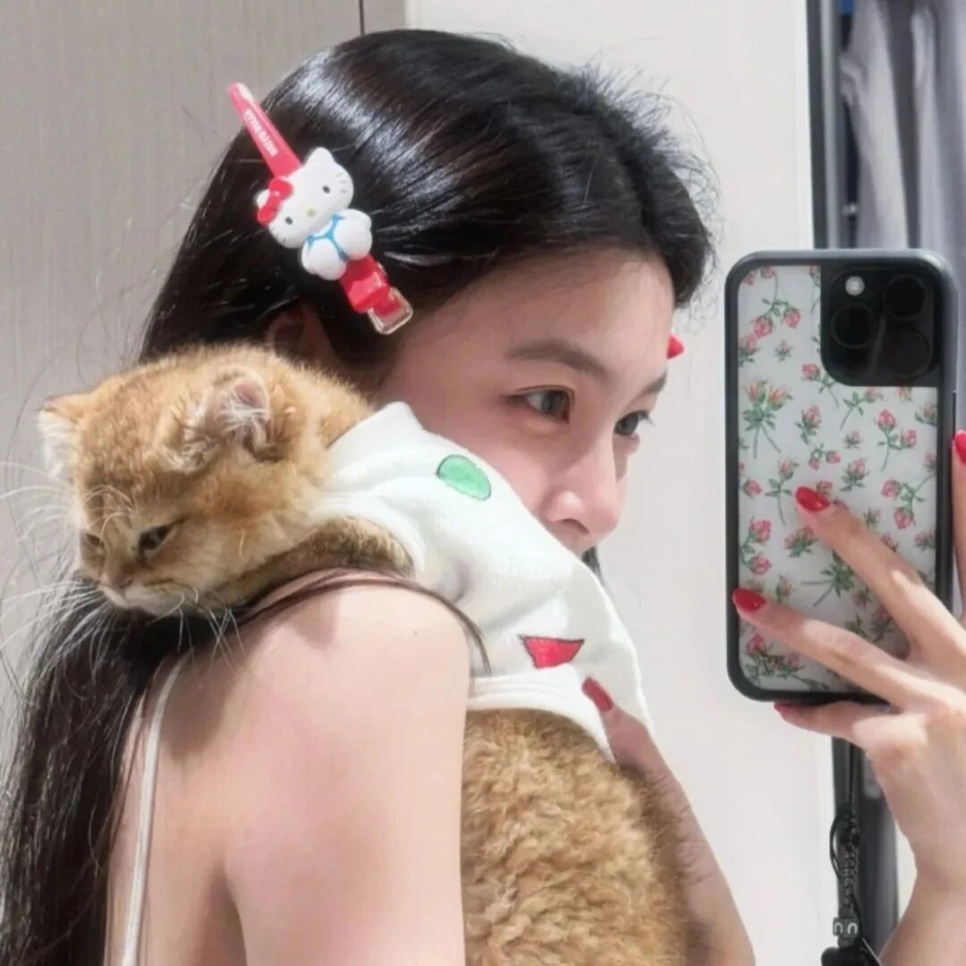 自拍手机抱着猫咪甜妹侧脸女生头像