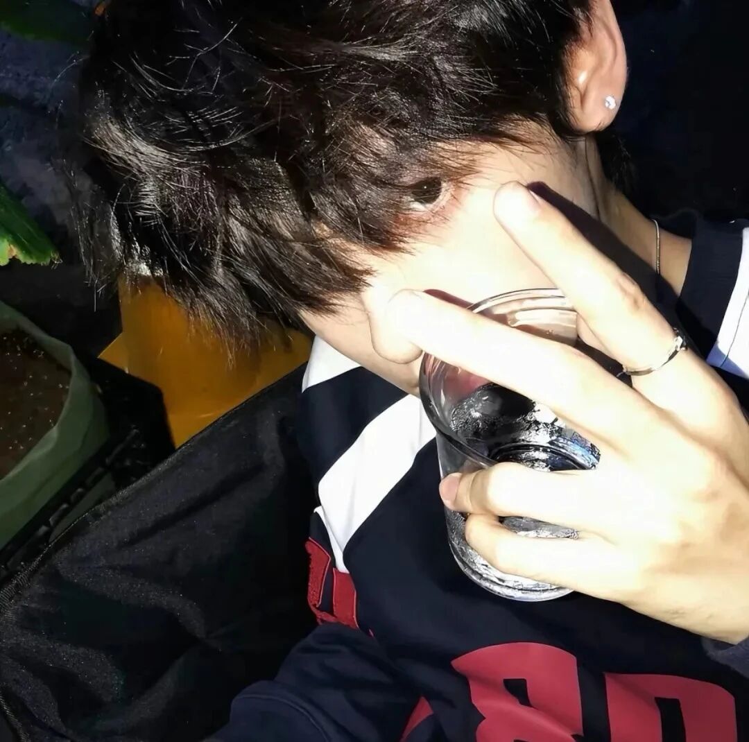 剪刀手个性男生头像