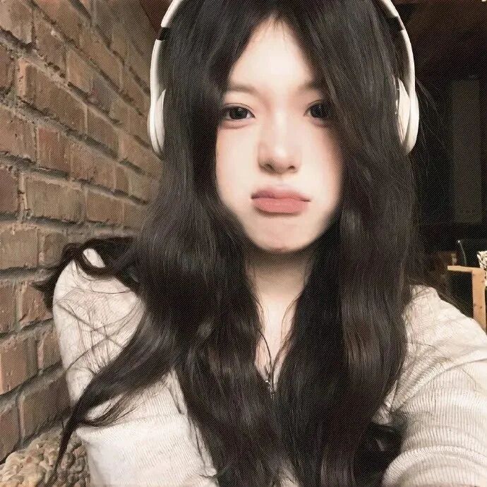 戴耳机甜妹女生头像