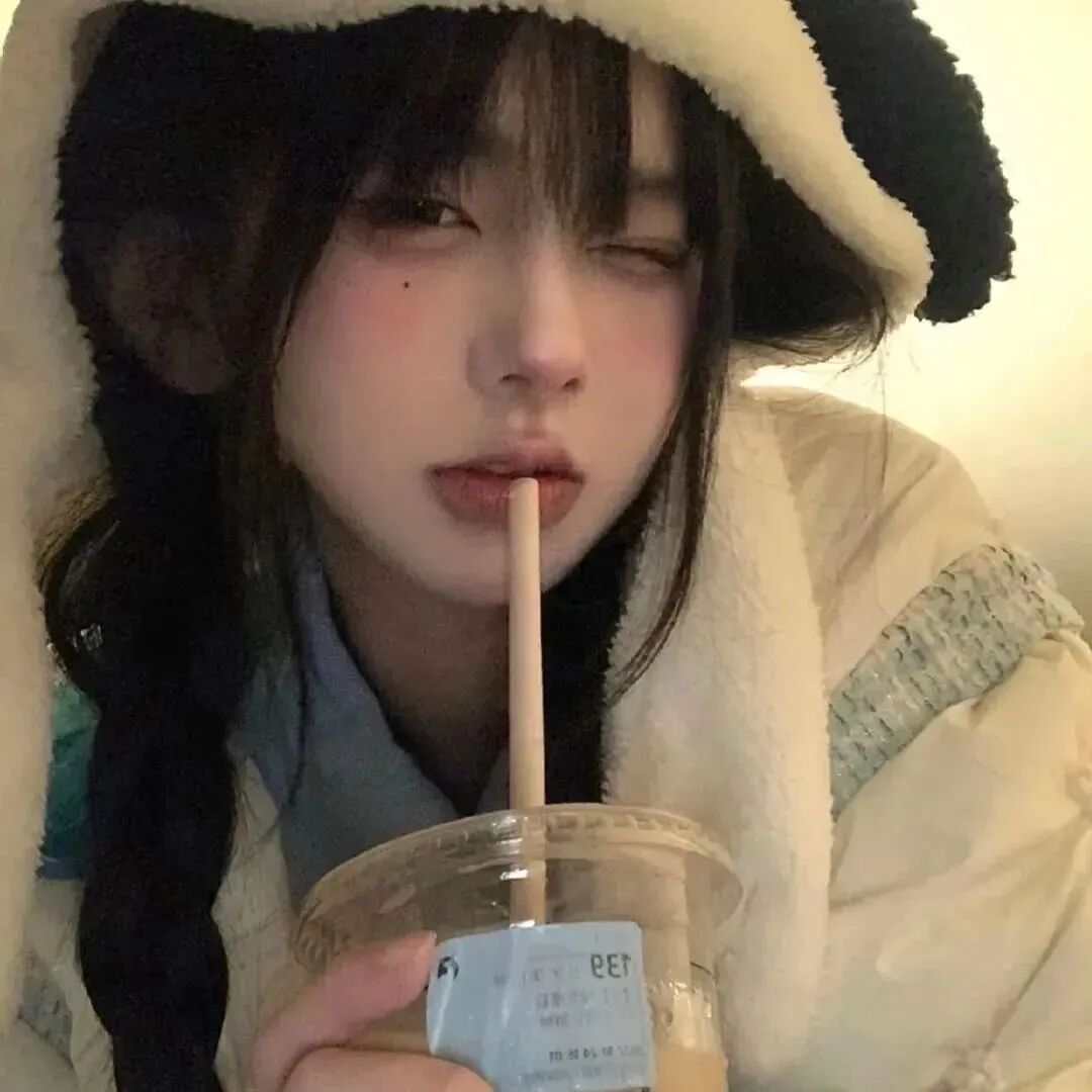 喝奶茶小众女生头像