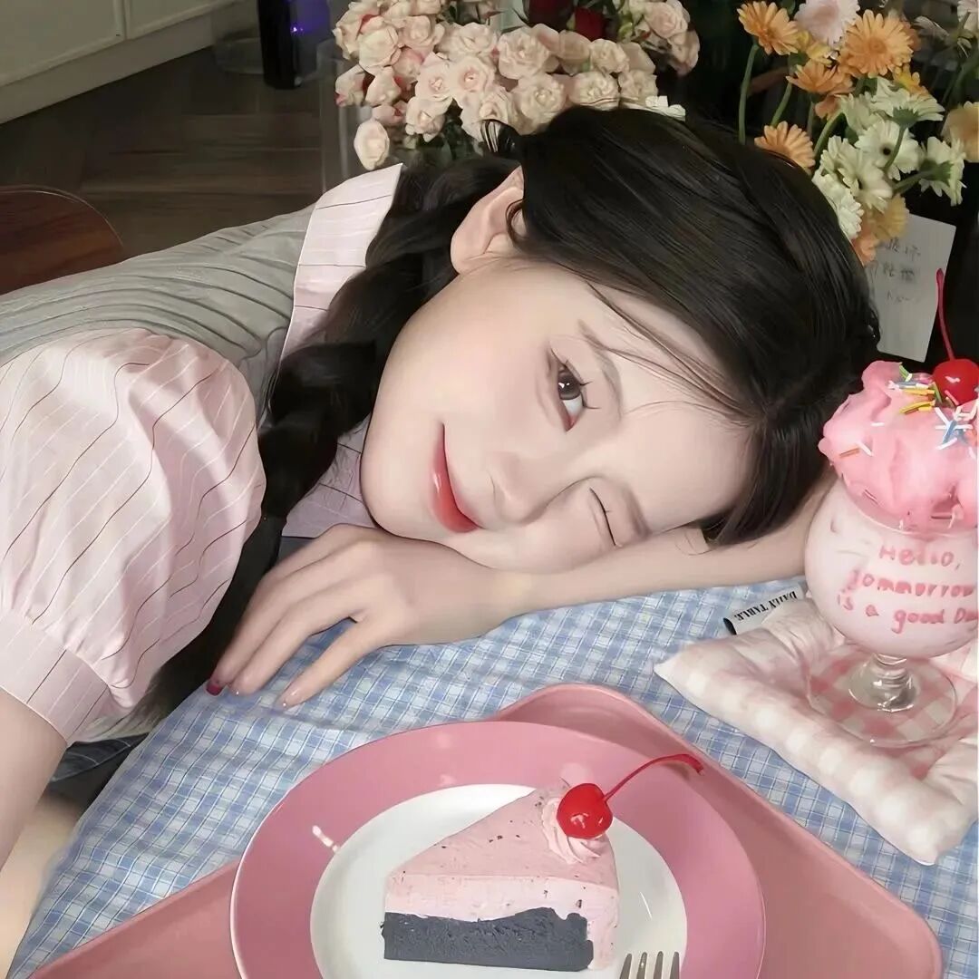 趴着甜妹女生头像