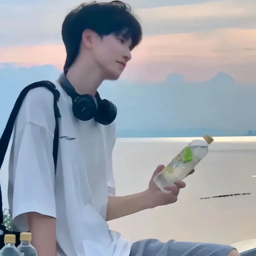 海边痞帅侧脸男生头像