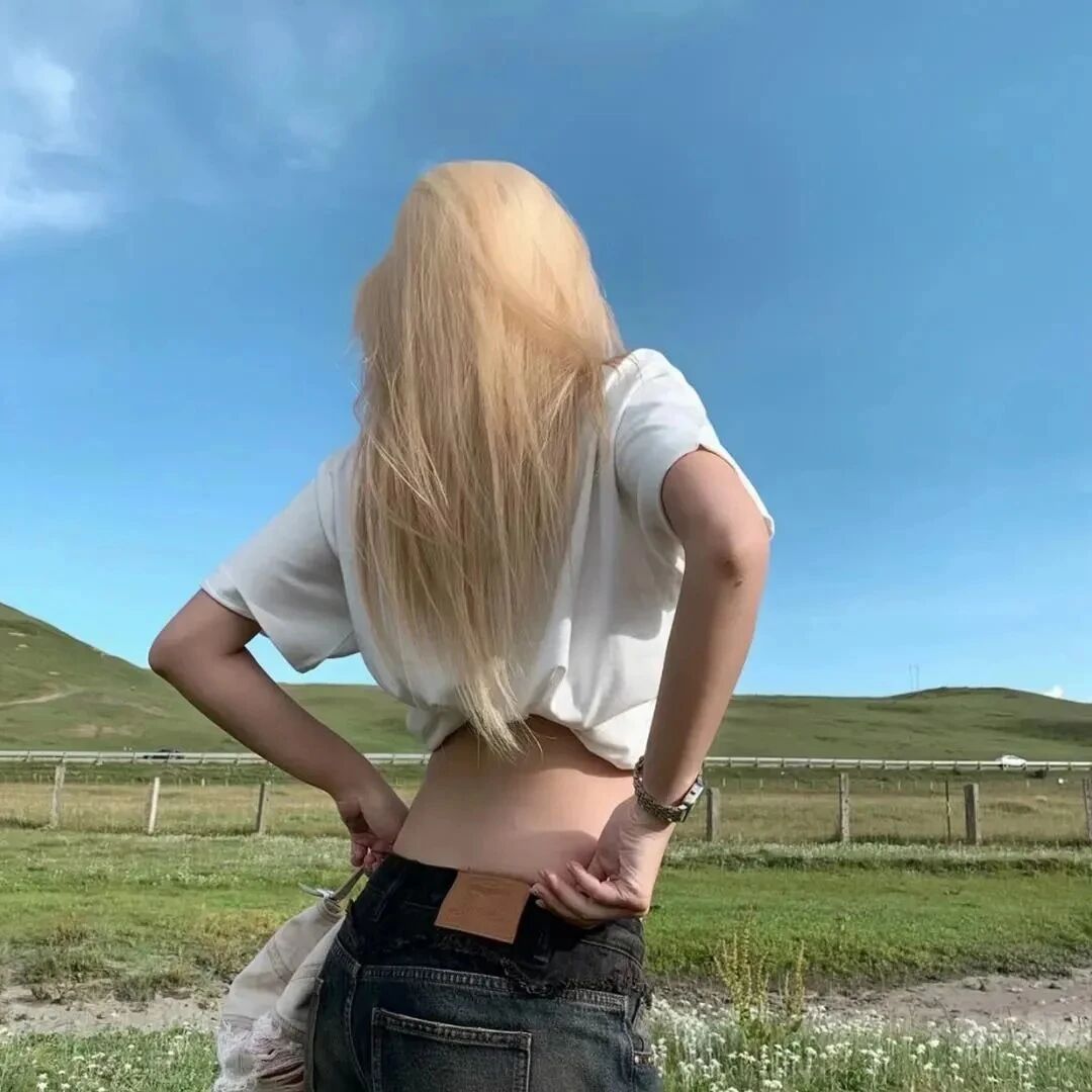 自由感背影不露脸女生头像