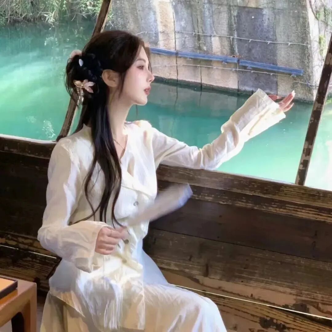 新中式温柔侧脸女生头像
