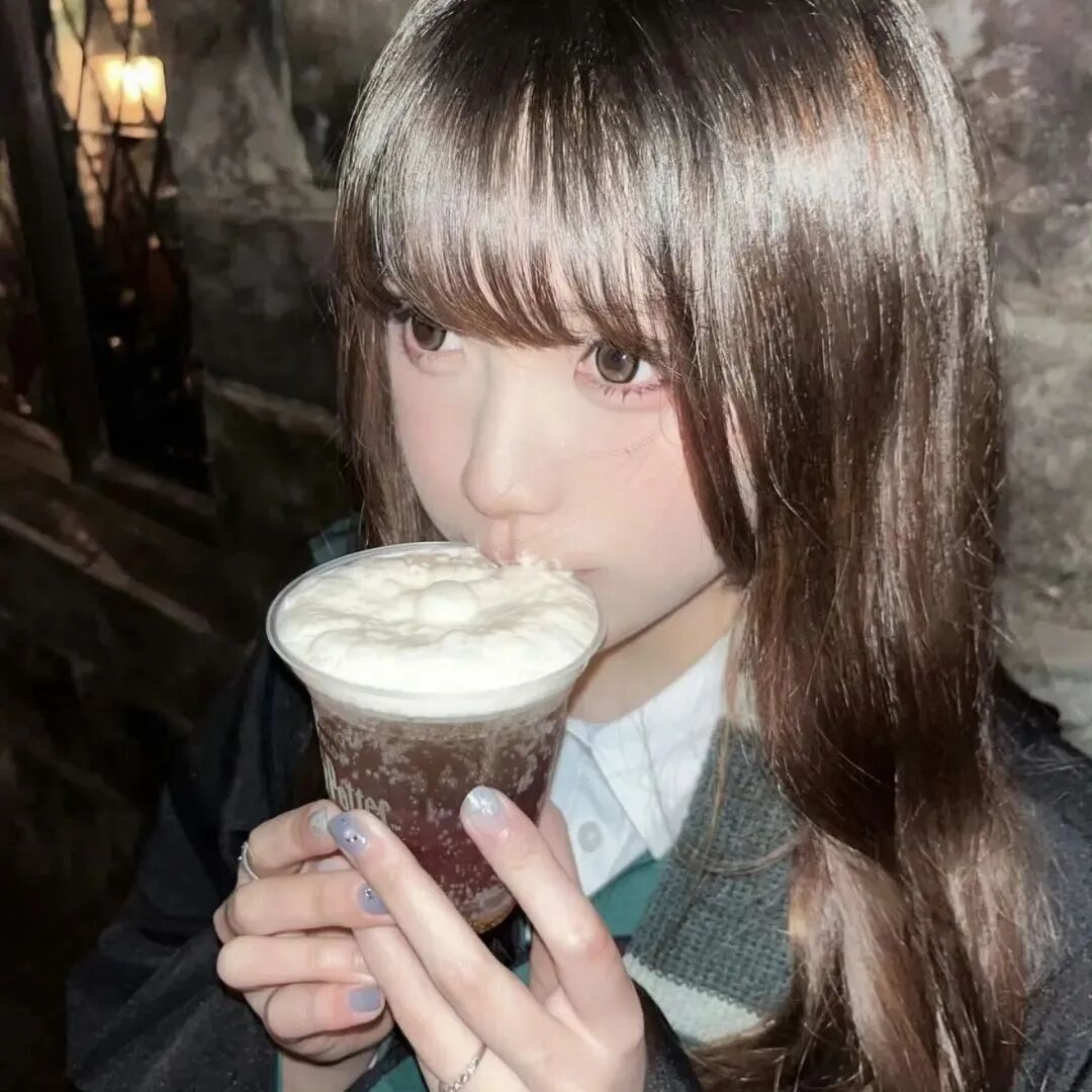 喝咖啡小众女生头像