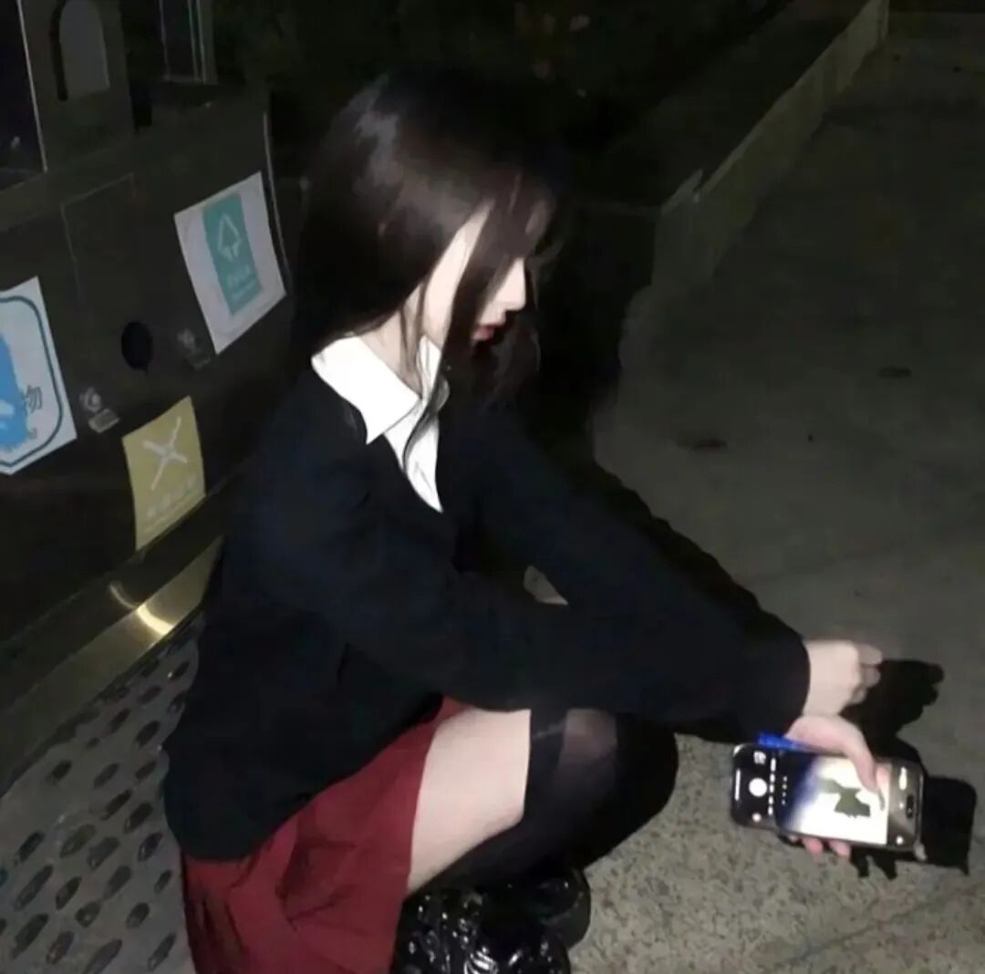 蹲着小众侧脸女生头像