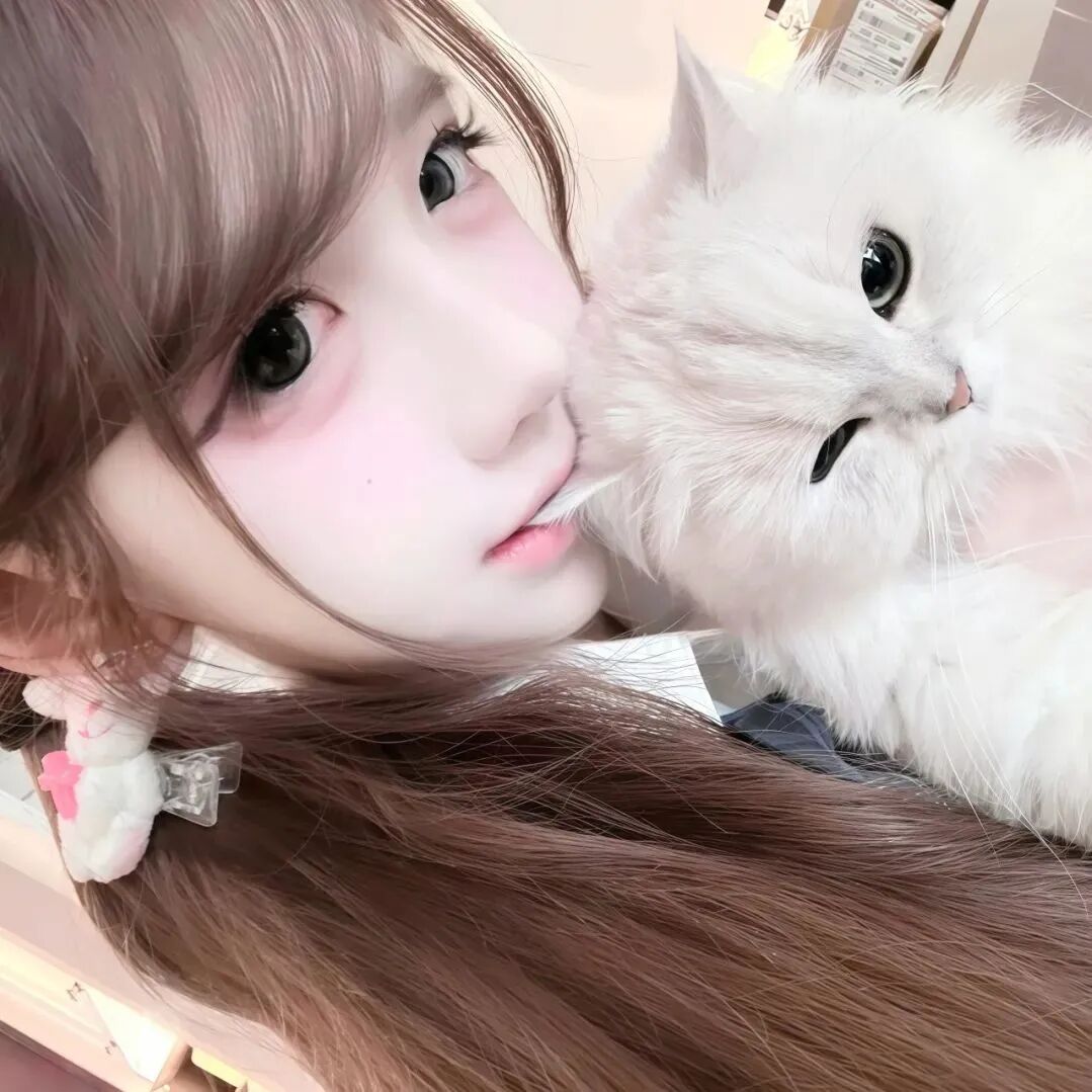 抱着猫咪甜妹女生头像