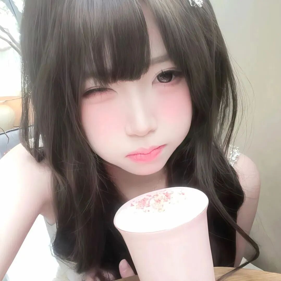 喝饮料少萝女生头像