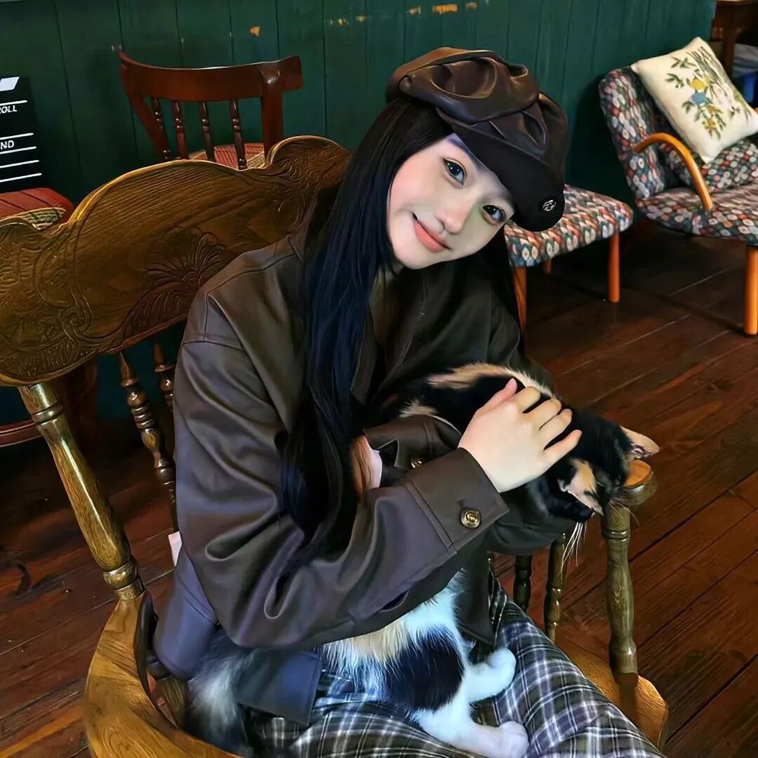 抱着猫咪温柔爱笑女生头像