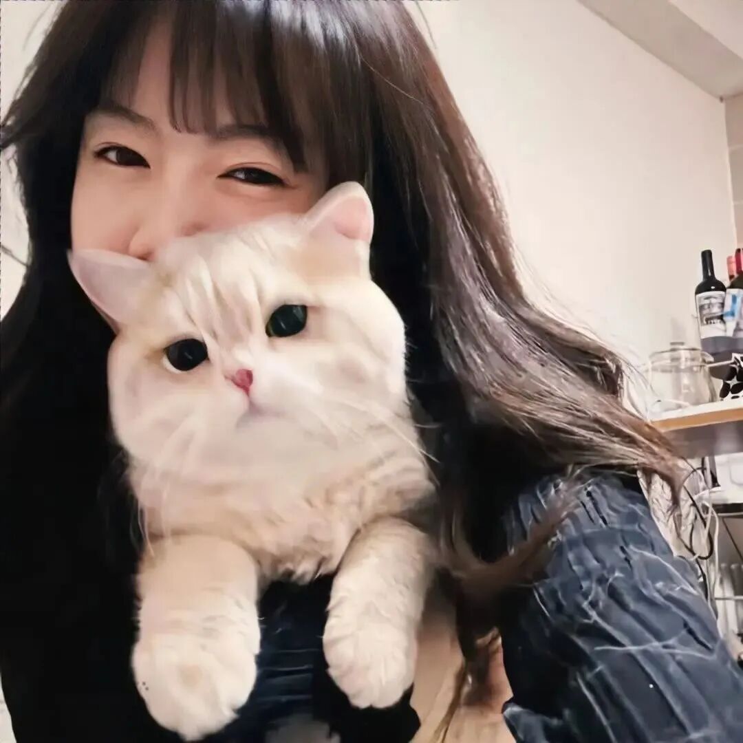 抱着猫咪甜妹女生头像