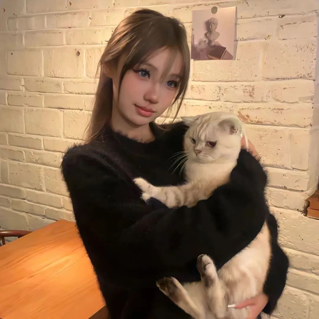 抱着猫咪甜妹女生头像