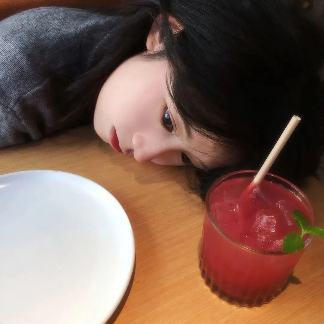 趴着甜妹女生头像