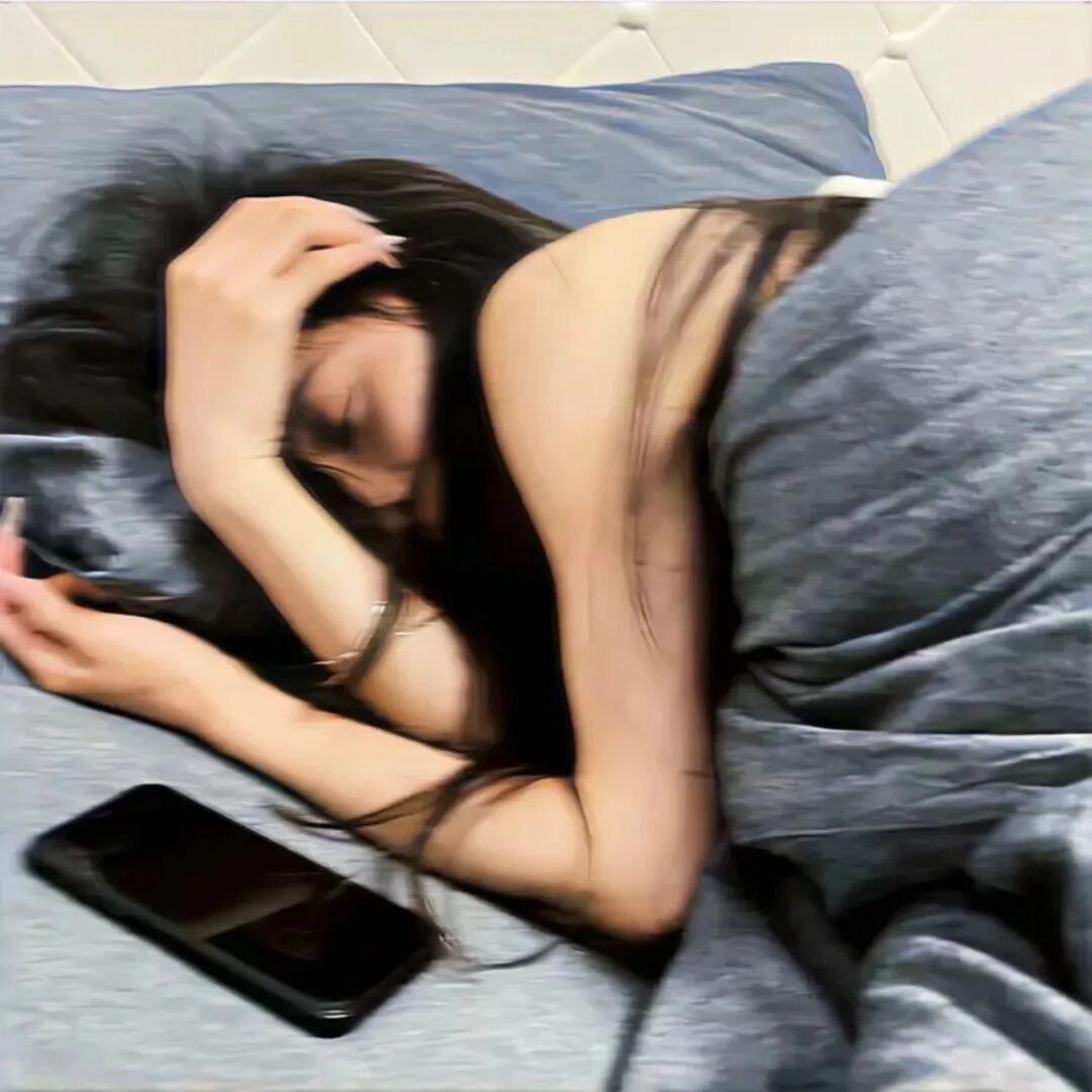 疲惫睡觉女生头像