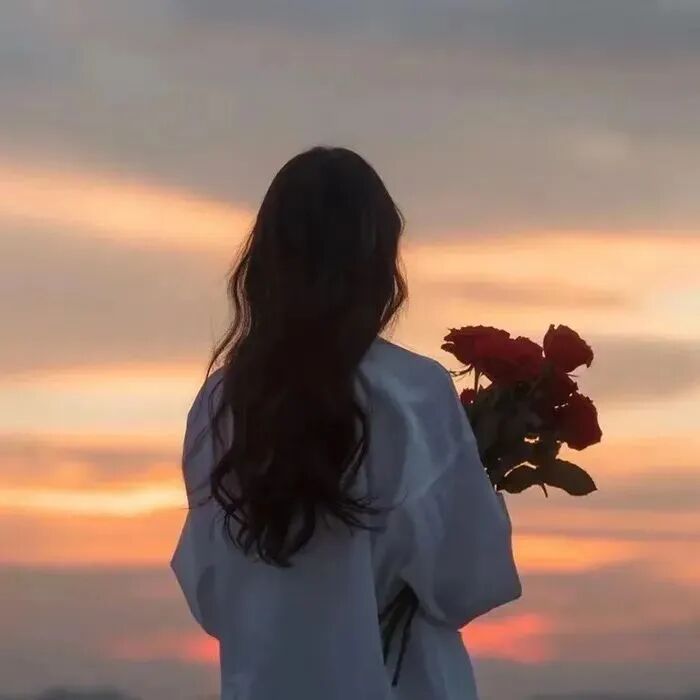 氛围感鲜花背影不露脸女生头像