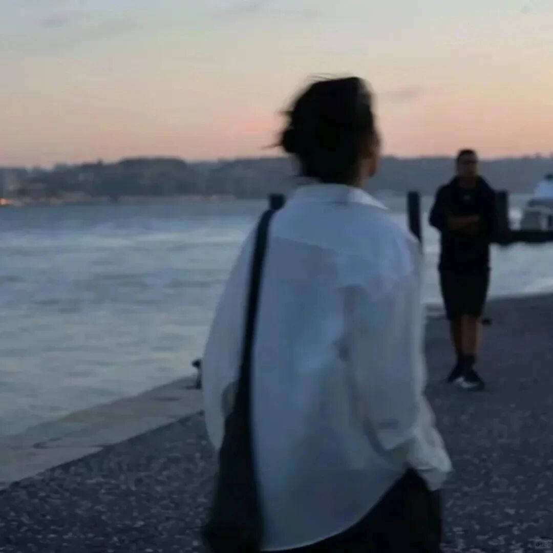海边氛围感不露脸男生头像