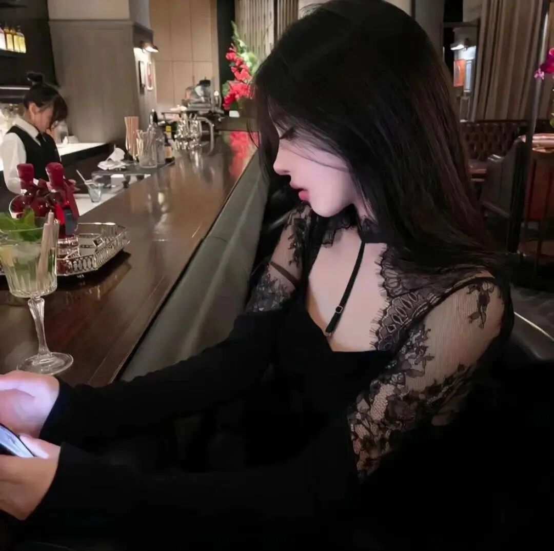 纯欲侧脸女生头像