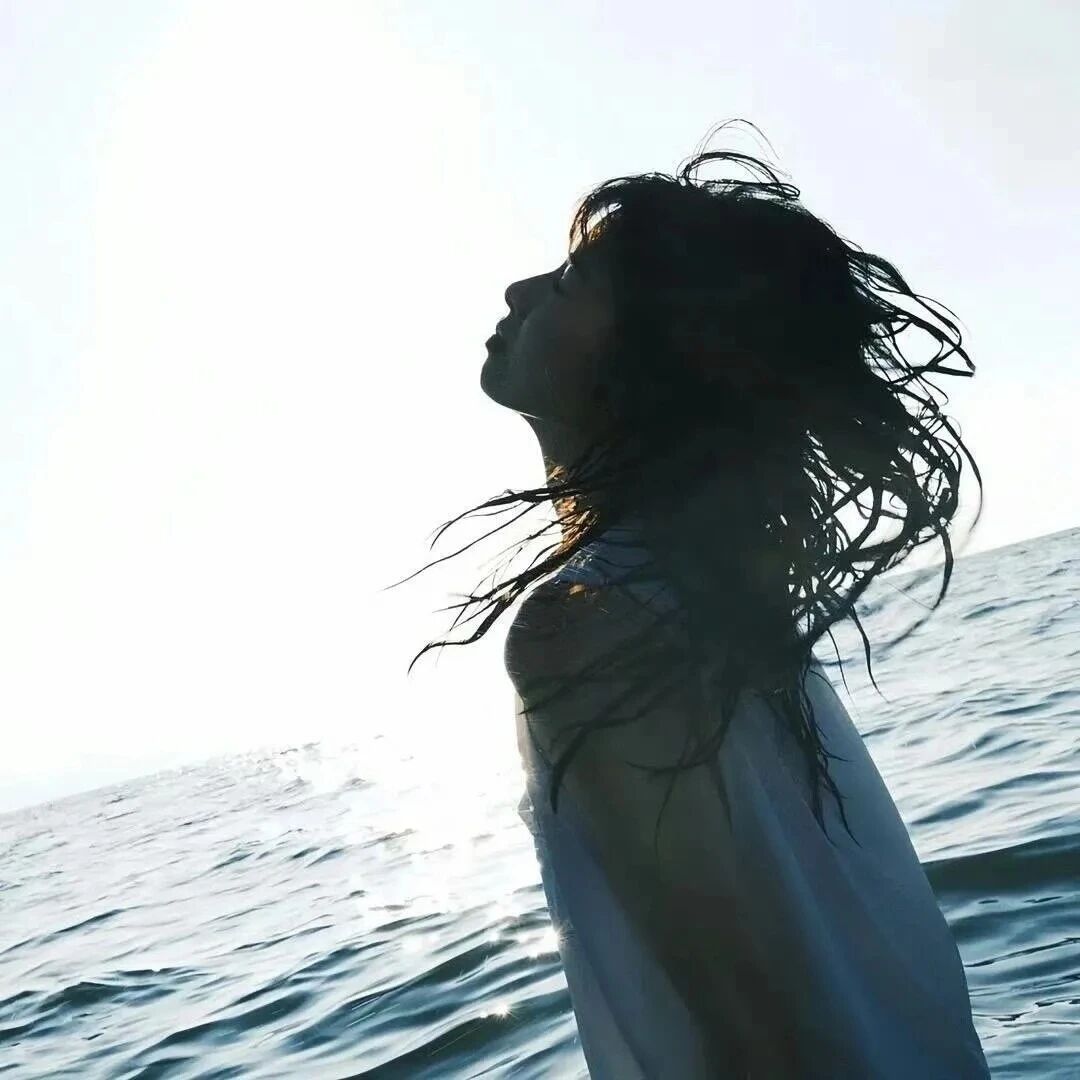 氛围感海边侧脸女生头像