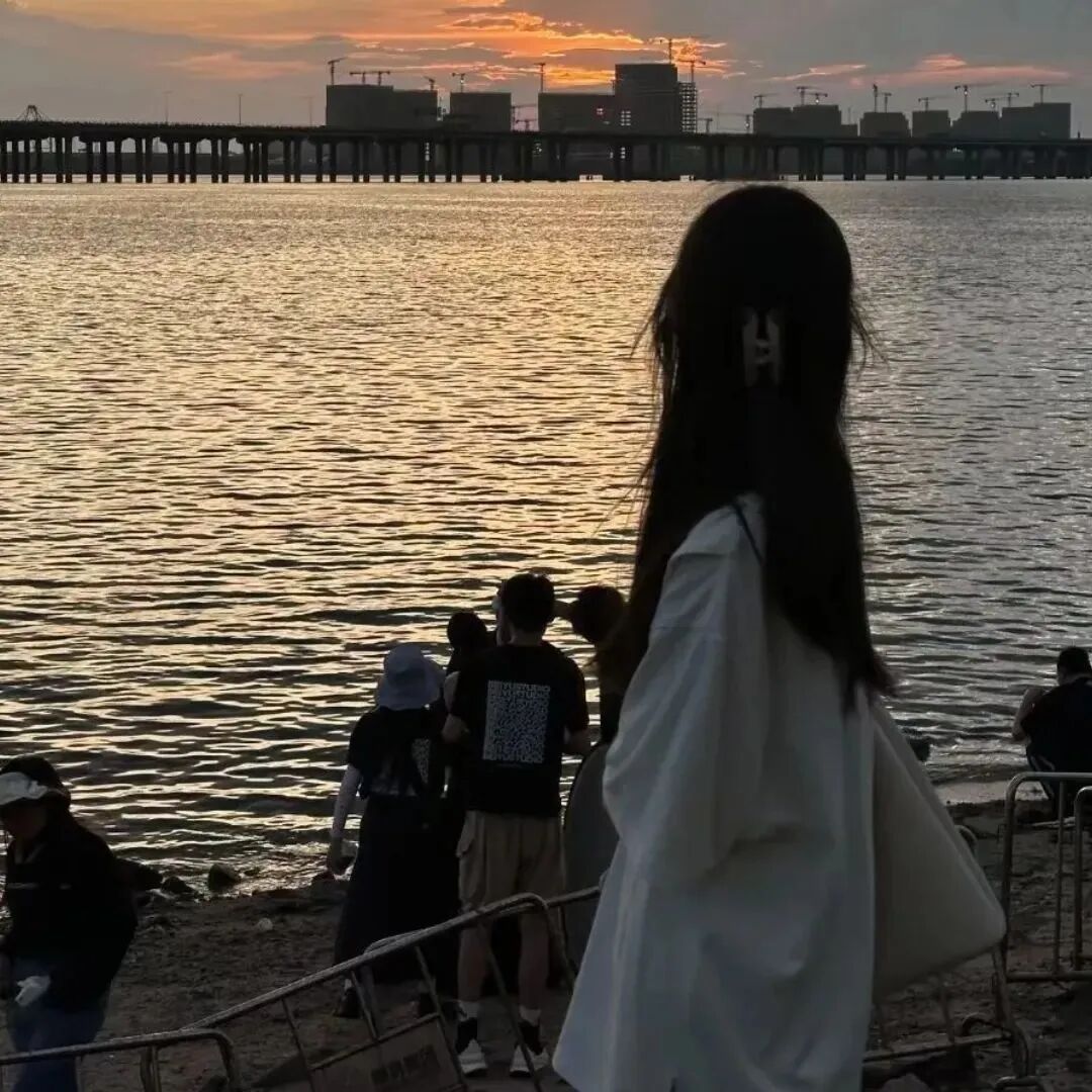海边氛围感不露脸女生头像