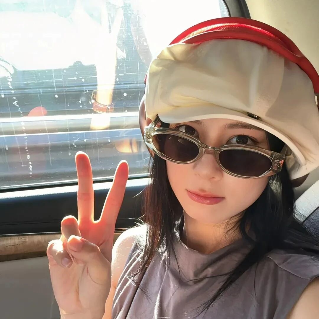剪刀手墨镜小众女生头像