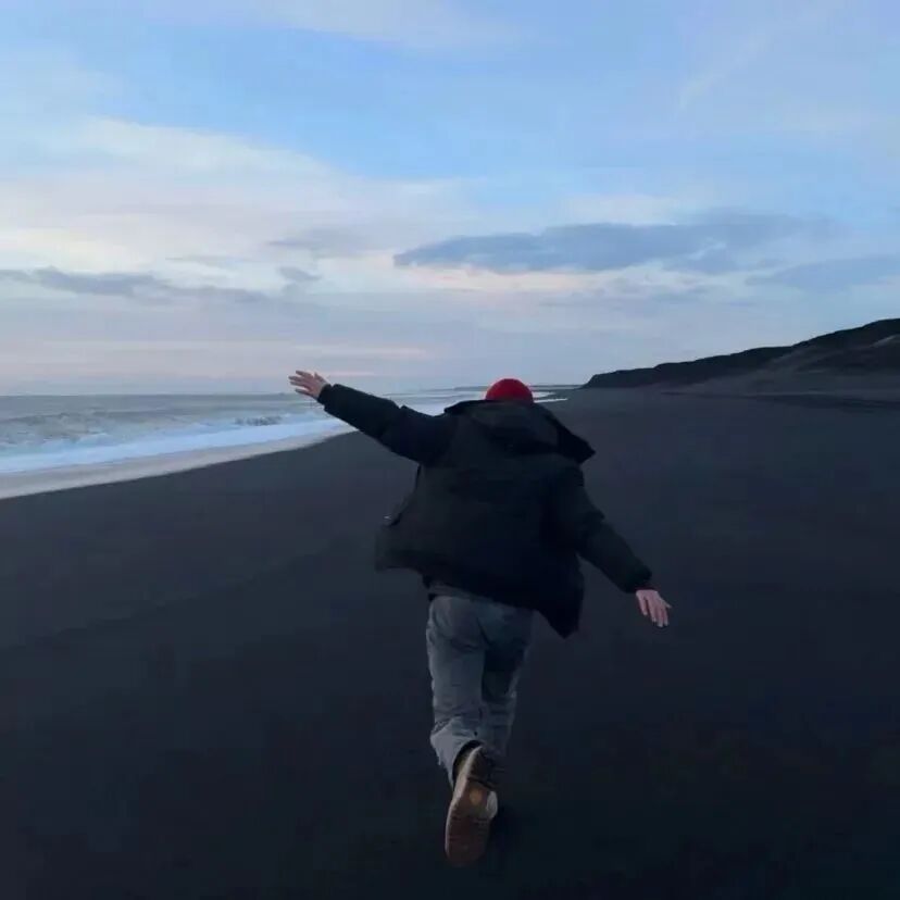 氛围感不露脸海边男生头像
