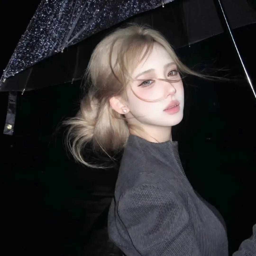 撑伞气质女生头像