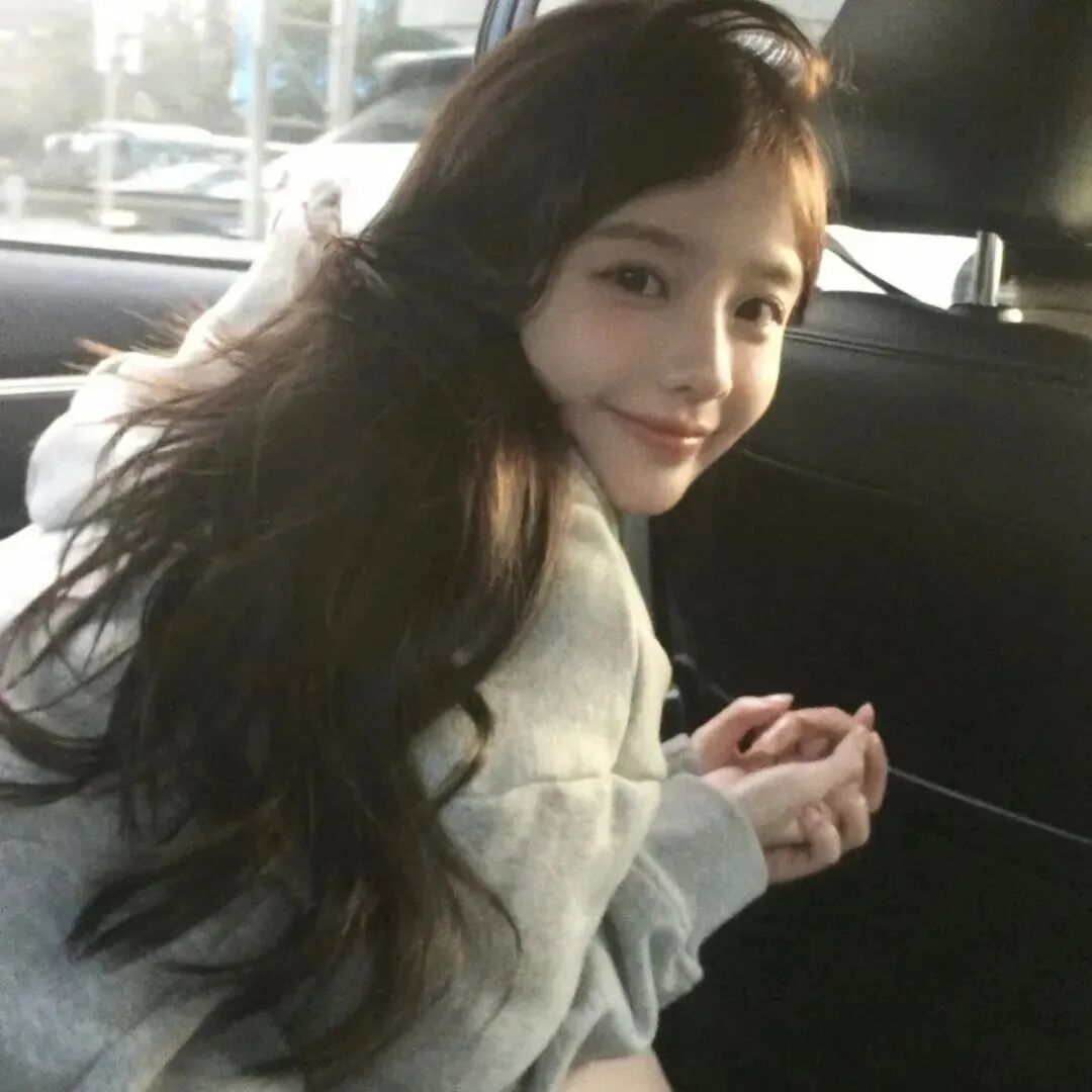 车内爱笑小众女生头像